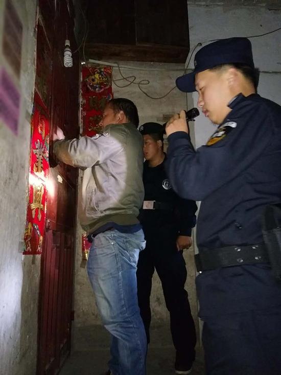 湛江粗心妈妈误将幼女锁家中 